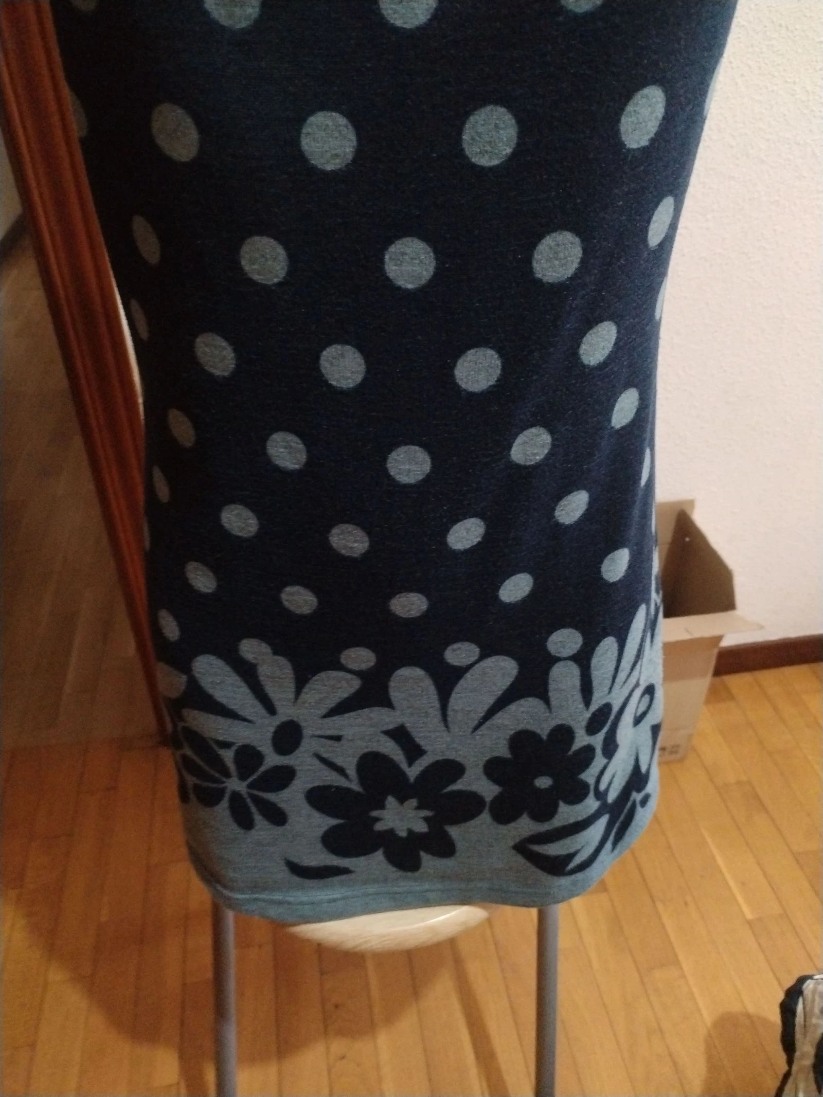 Zomerjurk met twee kleuren marineblauw en grijs met stippen en bloemen – photo 5